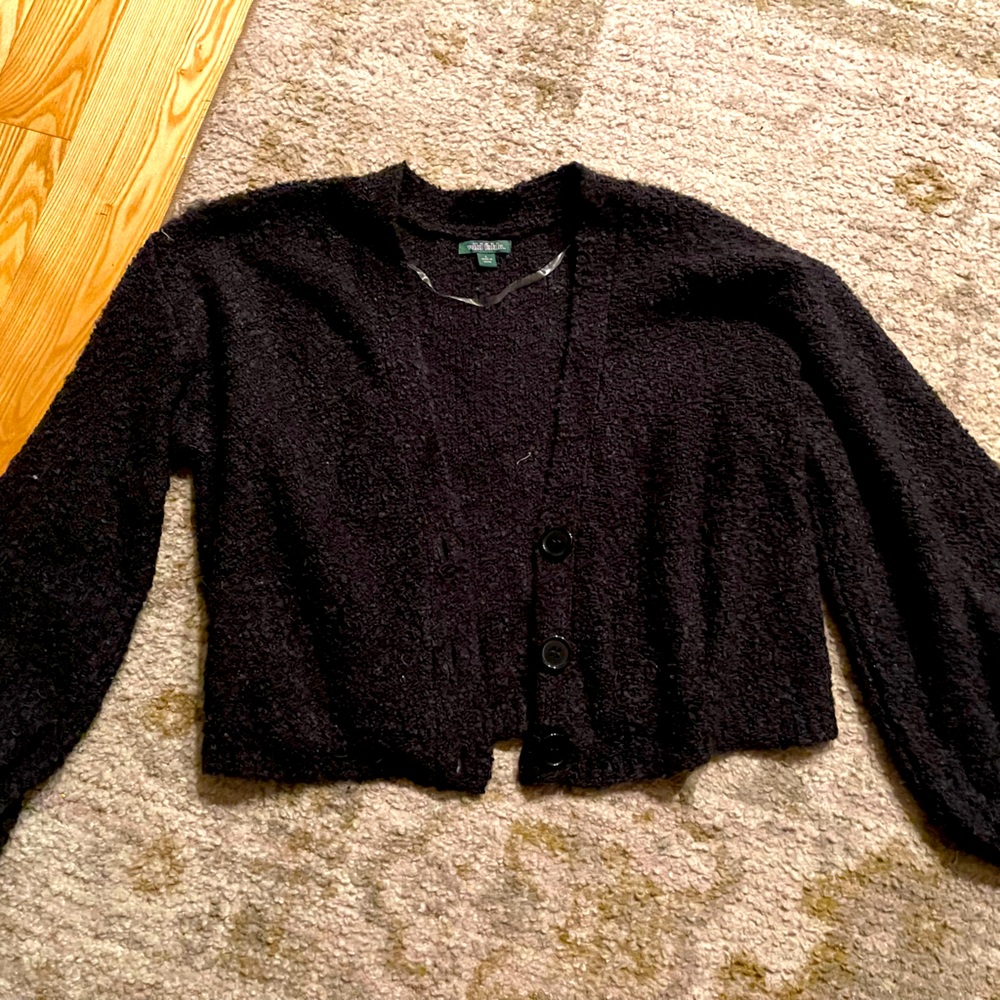 Cropped black cardigan with puffer sleeves soft material